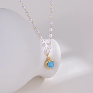 Collier élégant en acier titane doré avec perles blanches et pendentif cœur bleu marbré