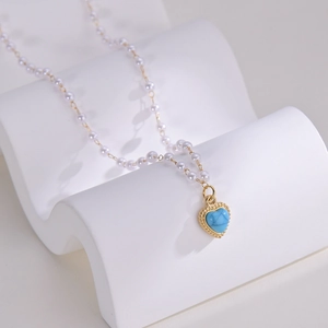 Collier cœur élégant avec pierre turquoise bleue et perles blanches sur chaîne dorée