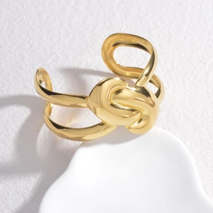 Bracelet jonc doré avec nœud élégant, finition polie et design torsadé moderne irrégulier