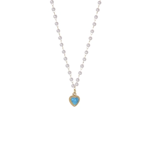 Collier de perles élégant avec pendentif coeur bleu et bordure dorée raffinée