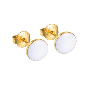 Détail de boucles d'oreilles rondes en émail blanc en acier inoxydable doré avec gravure S.Steel