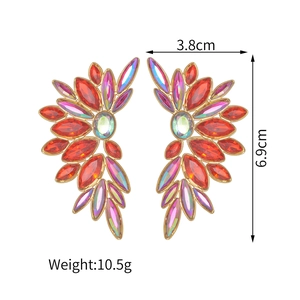 Boucles d'oreilles fleurs ailées avec strass colorés et finition dorée