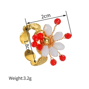 Bague vintage artisanale en perles de cristal avec fleur blanche et anneau doré réglable