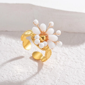 Bague ouverte vintage avec fleurs en cristal et perles dorées faites à la main