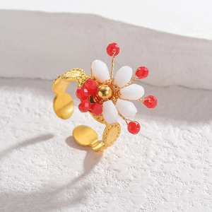 Bague dorée ajustable vintage avec perles de cristal blanches et rouges design fleur