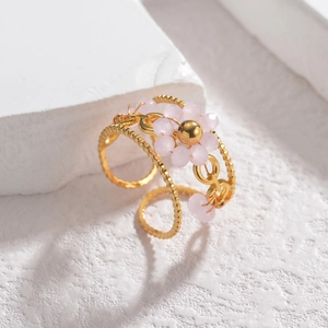 Anello dorato regolabile a tre strati decorato con delicati fiori di perline rosa opaco