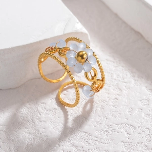 Anello aperto fatto a mano con fiore di perline dorato e petali azzurri da donna