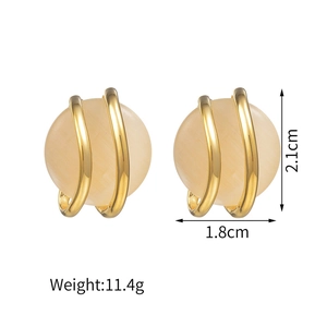 Vue détaillée des boucles d'oreilles dorées, dimensions 1,8x2,1 cm et poids de 11,4g