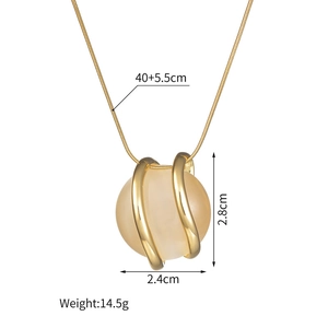 Détail du collier chaîne serpent dorée avec pendentif rond crème et dimensions