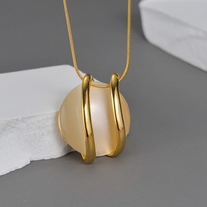 Collier minimaliste en acier inoxydable doré 18K avec un grand pendentif boule gemme