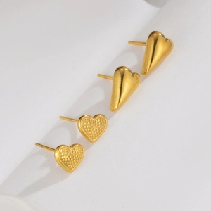 Minimalistische goldene Herzohrringe im Set mit glatten und strukturierten Oberflächen