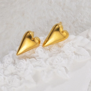 Elegante 3D Goldherz-Ohrstecker auf weißem Sockel mit floralem Reliefmuster