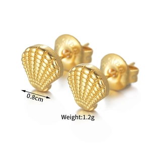Détail de boucles d'oreilles coquillage plaquées or 18 carats avec dimensions de 0,8 cm