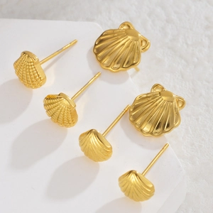 Lot de trois paires de boucles d'oreilles coquillages dorées style bohème sur pierre