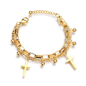 Bracelet double rang doré avec croix et perles en métal poli sur chaîne trombone