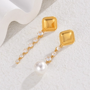 Asymmetric gold earrings with sparkling cubic zirconia chains and a white pearl drop