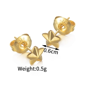 Dettaglio macro di orecchini a stella in acciaio inox oro 18K con dimensioni di 0,6 cm