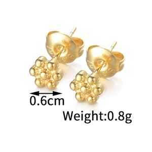 Detail shot of 0.6cm golden flower stud earrings with 0.8g weight and S925 hallmark