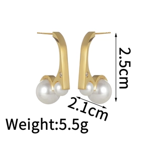 Détail de boucles d'oreilles perles plaqué or 18K, taille 2,5cm x 2,1cm et poids 5,5g