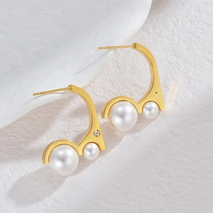 Boucles d'oreilles géométriques dorées 18K avec perles blanches et zircon étincelant