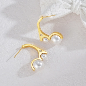 Boucles d'oreilles perles plaquées or 18 carats avec design épuré et zircons