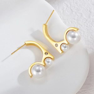 Boucles d'oreilles en C plaquées or 18 carats avec perles élégantes et accents de zircon