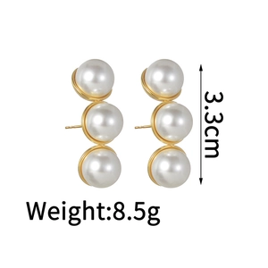 Détail de boucles d'oreilles perles plaquées or 18k montrant 3,3 cm et un poids de 8,5 g