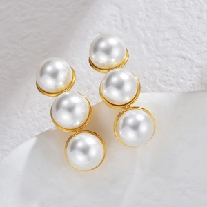 Boucles d'oreilles élégantes en acier plaqué or 18k avec trois perles blanches