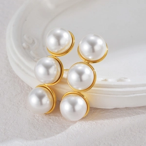 Boucles d'oreilles élégantes en acier plaqué or 18 carats avec trois perles blanches