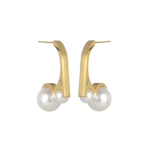 Boucles d'oreilles perles en or 18 carats et zircone sur fond blanc épuré