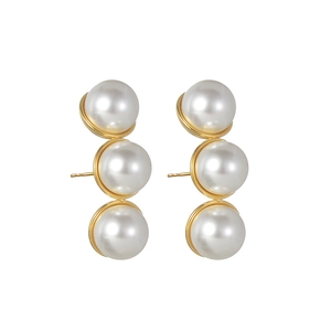 Boucles d'oreilles vintage en or 18K avec trois perles blanches verticales sur fond blanc