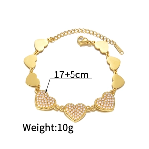 Vue détaillée du bracelet cœur doré avec incrustation de perles et fermoir en acier