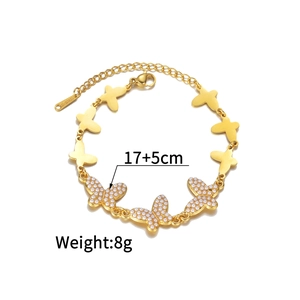 Détail du bracelet papillon en acier inoxydable doré 18K avec perles et étiquette S.STEEL