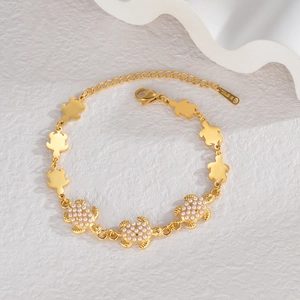 Bracelet tortue en acier inoxydable doré avec perles blanches et fermoir mousqueton réglable