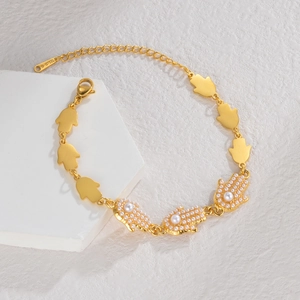 Vue détaillée d'un bracelet Hamsa en acier inoxydable doré avec perles incrustées