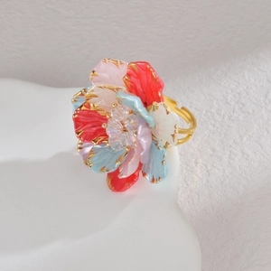 Bague fleur vintage avec pétales en émail coloré et centre en cristal brillant
