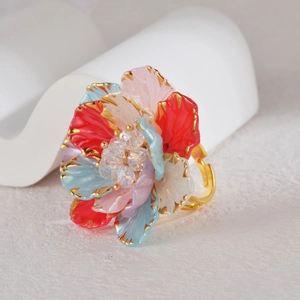 Bague baroque avec pétales en émail coloré et cristaux sur monture dorée