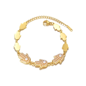 Bracelet main de Fatma en acier doré avec perles blanches et chaîne de réglage fine