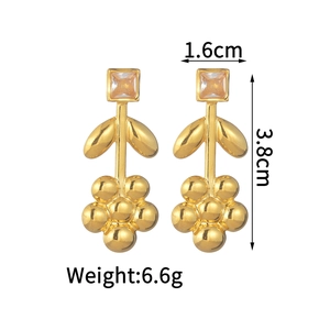 Boucles d'oreilles fleur plaqué or 18K avec zircon carré et motif de fleur de prunier