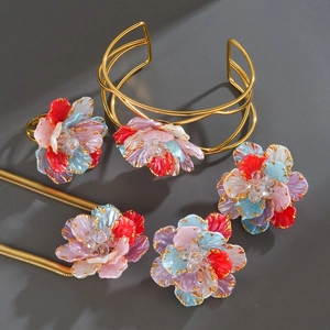 Conjunto artístico de joyas florales doradas con pétalos de esmalte de colores y cristales