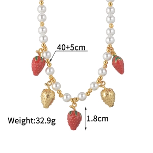 Détail du collier de perles 40+5cm avec pendentifs fraises émaillées et mesures