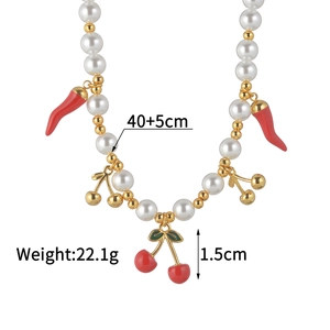 Détail du collier de perles plaqué or 18 carats avec cerises rouges, poids 22,1 g