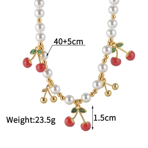 Détail du collier de perles cerise montrant la longueur 40+5cm et le poids 23,5g