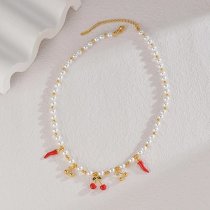 Collier de perles blanches avec pendentifs cerises et piment en acier doré