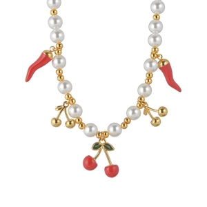 Collier de perles et billes dorées avec pendentifs de cerises et piment rouge