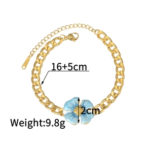 Bracelet gourmette en acier inoxydable doré avec fleur en émail bleu et fermoir mousqueton