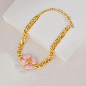 Détail macro du pendentif fleur rose avec chaîne dorée ajustable et fermoir homard