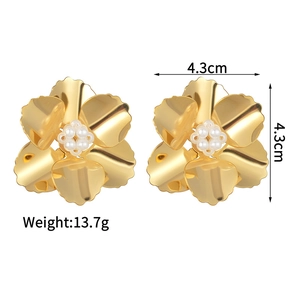 Détail de boucles d'oreilles fleurs dorées de 4,3cm avec perles et pétales plissés