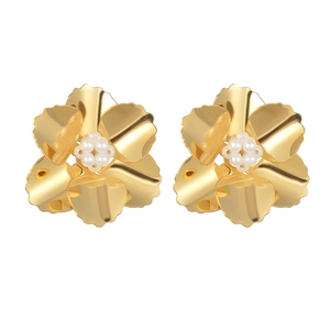 Boucles d'oreilles fleurs dorées 18K avec perles et design 3D à cinq pétales