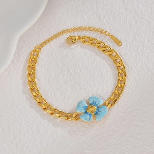 Bracelet chaîne dorée minimaliste avec pendentif fleur en émail bleu clair et fermoir mousqueton